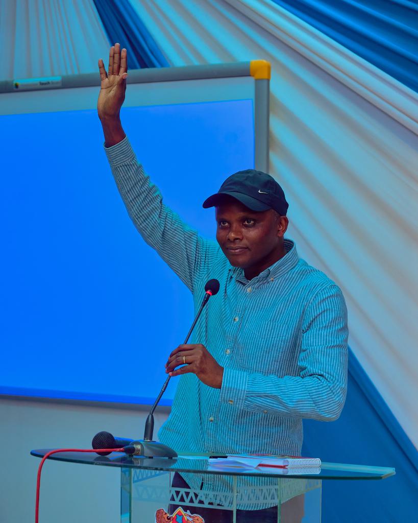 policyguild's tweet photo. @KenyattaUni Dr. @MwendahMailutha CEO of @kenaff_farmers underscored that investment in agriculture can never go wrong.

KENAFF is a membership body with 41 branches in different counties and a youth program - KENAFF Young, that builds capacity of youth in agriculture. 
#LetsTalkFoodSecurity https://t.co/MLw8mLjr0A