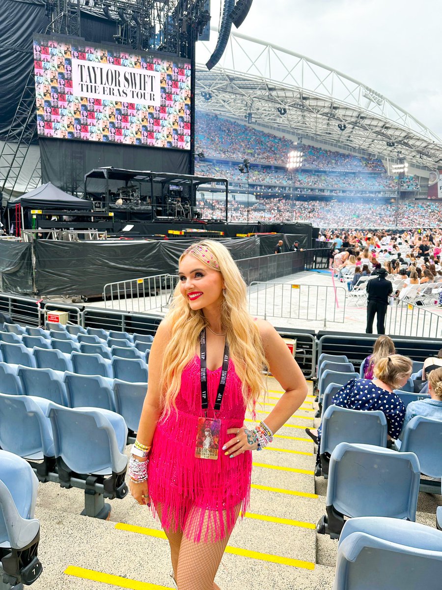 CassRaeGaiter's tweet photo. Hi!! #SeniorSwiftie here! 🫶

🩷 I’m Cassidy, 28 from Australia!
🩷Swiftie since 06 🦋
🩷 Cat mum of 3 - Nashville, Memphis and Simba 🐈‍⬛🐈🐱
🩷 Professional musical theatre performer 
🩷 Fearless and Speak Now girly 💛💜
🩷 Melb N2, Syd N1&amp;2 🪩

Let’s be friends!! https://t.co/m0roUOULEg
