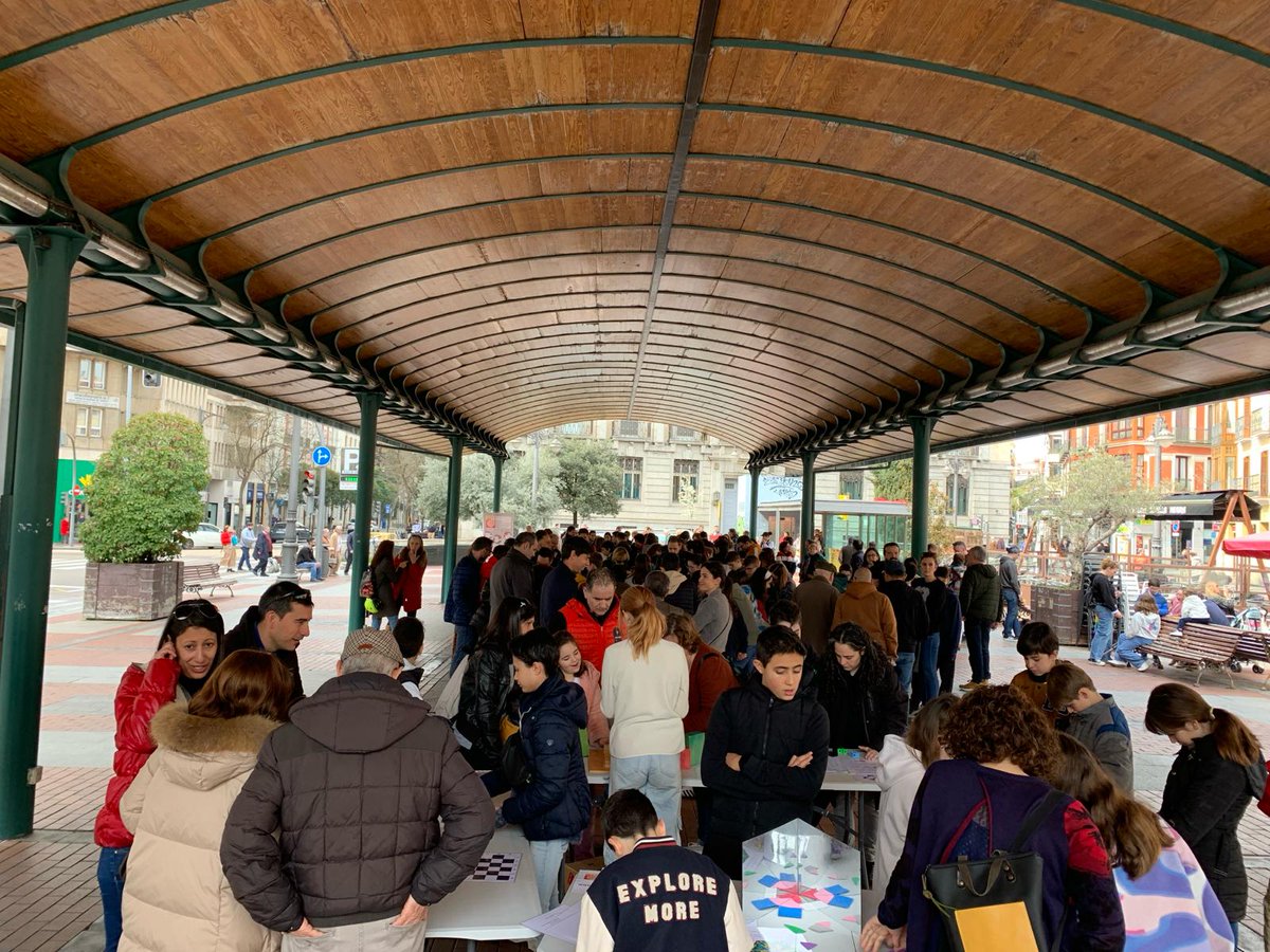 EstalmatVall's tweet photo. Los alumn@s de @EstalmatVall están presentando los materiales del grupo de Divulgación de @socylemva a la gente de Valladolid. Gracias al @AyuntamientoVLL por su colaboración y a Irene Carvajal por dedicar una parte de su tiempo a esta actividad. https://t.co/4WFkeIk7vQ