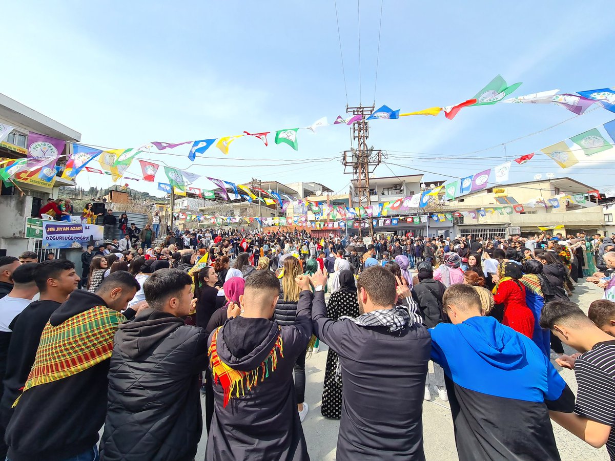 DEMKusadasi's tweet photo. Söke'de eşitlik, özgürlük ve kardeşlik halayıyla Newroz ateşini selamlıyoruz!

#Kuşadası #Söke #Aydın #DEMParti #Newroz https://t.co/t6Fj0YhyrW