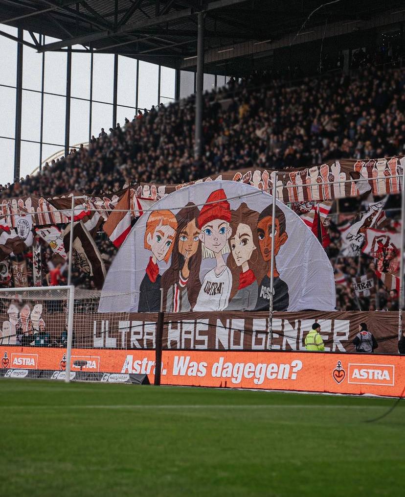Barras_LATAM's tweet photo. 🇩🇪 "Los Ultras no tienen género" 

Tifo de St.Pauli el partido pasado vs Hertha Berlin https://t.co/FO2wGK7jmh