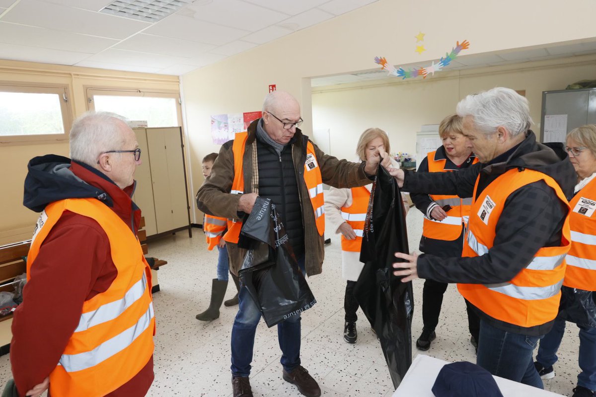 hautsdefrance's tweet photo. #hdfpropres 🍃 Que ce soit en ville, à la campagne ou en forêt... chaque geste compte pour prendre soin de la nature.
♻️ Les habitants de la ville de #Rouvroy, en #hautsdefrance, se sont mobilisés pour ramasser les déchets.
👏 Bravo à eux 👏 https://t.co/mxirD6W9wk