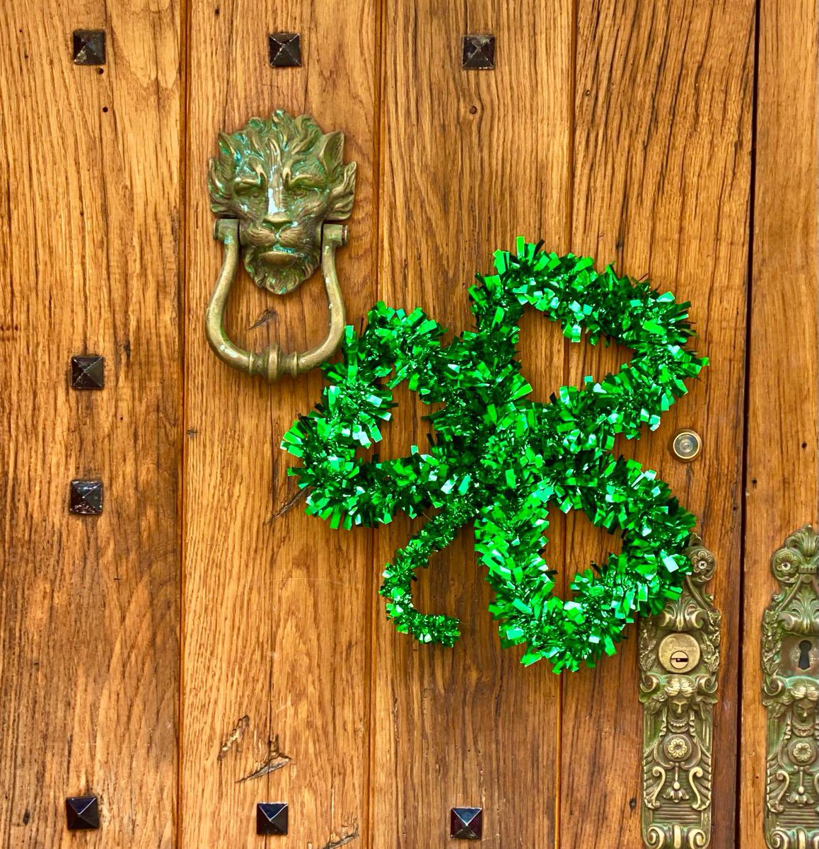 Beannachtaí na Féile Pádraig oraibh ar fad a Chairde ☘️🇮🇪☘️ Happy Saint Patrick’s Day a Chairde ☘️🇮🇪☘️ Live Traditional Irish Music from 1pm 🎻☘️🎻 #paddysday #galway #scoops