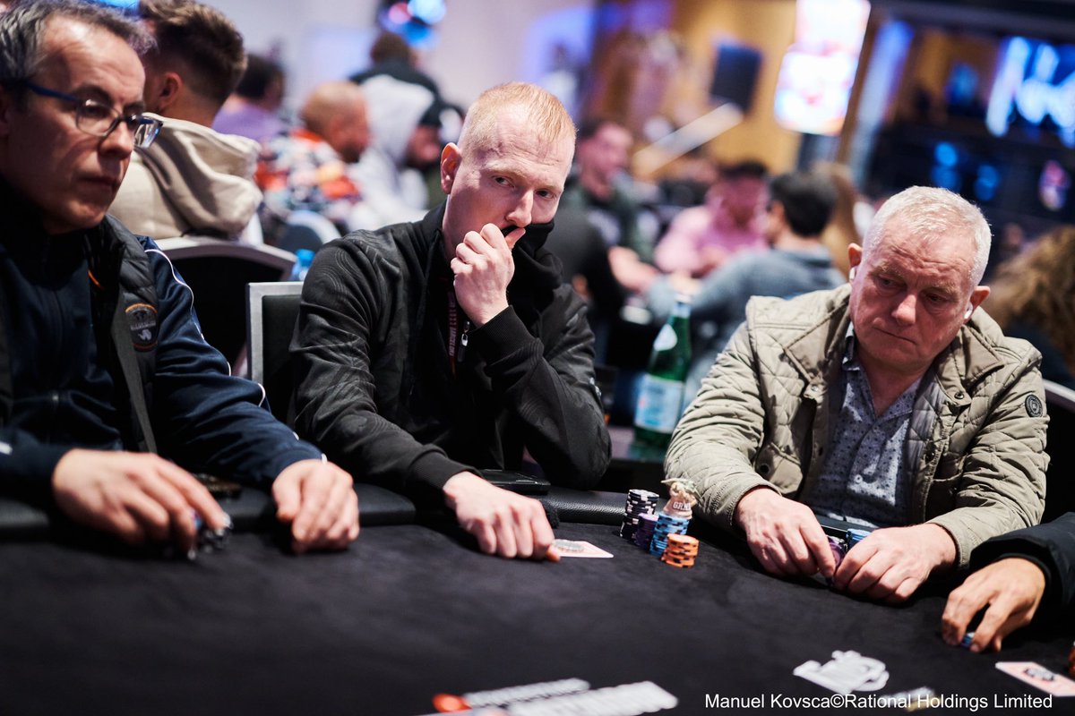 Day 2 of the €1.100 Eureka Main begins… 1526 entries, €1.449.700 prizepool and 233 are left - among them many well known members of the GRND community like Pudelpower and Ankhit. Today I will be doing commentary only but here is a picture of me 👉🏼 twitch.tv/xflixx