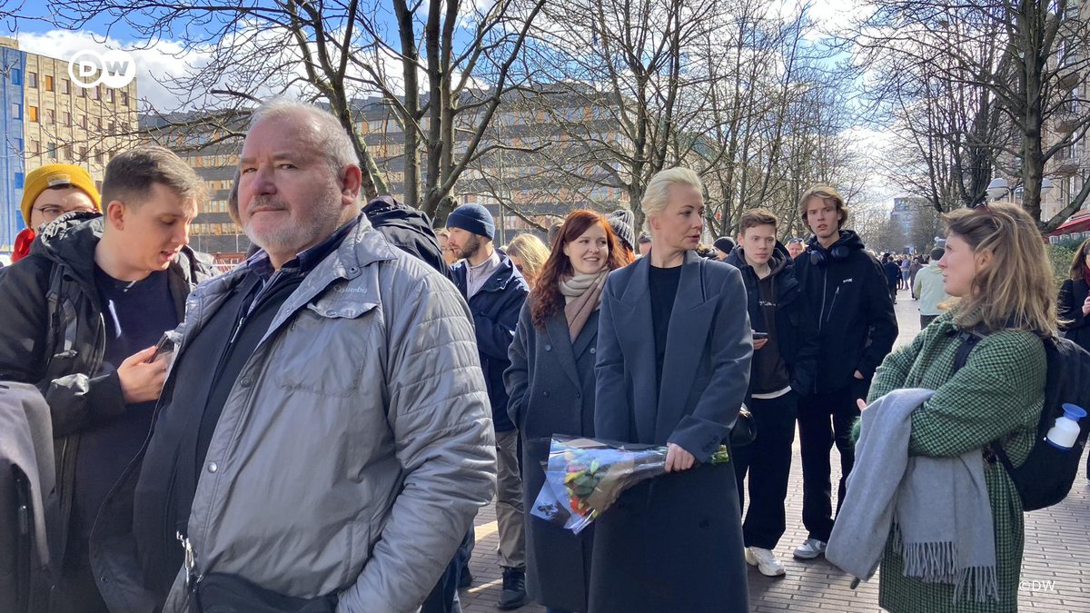 dw_russian's tweet photo. Юлия Навальная пришла на акцию "Полдень против Путина" в Берлине. Вдова политика стоит в многокилометровой очереди у посольства РФ. Люди подходят, чтобы выразить ей поддержку, и делают фотографии.

Накануне выборов Навальная записала видеообращение, в котором призвала граждан России принять участие в объявленной оппозицией акции "Полдень против Путина", а именно - одновременно прийти к избирательным участкам 17 марта в 12.00.

Она напомнила, что Алексей Навальный поддержал эту инициативу