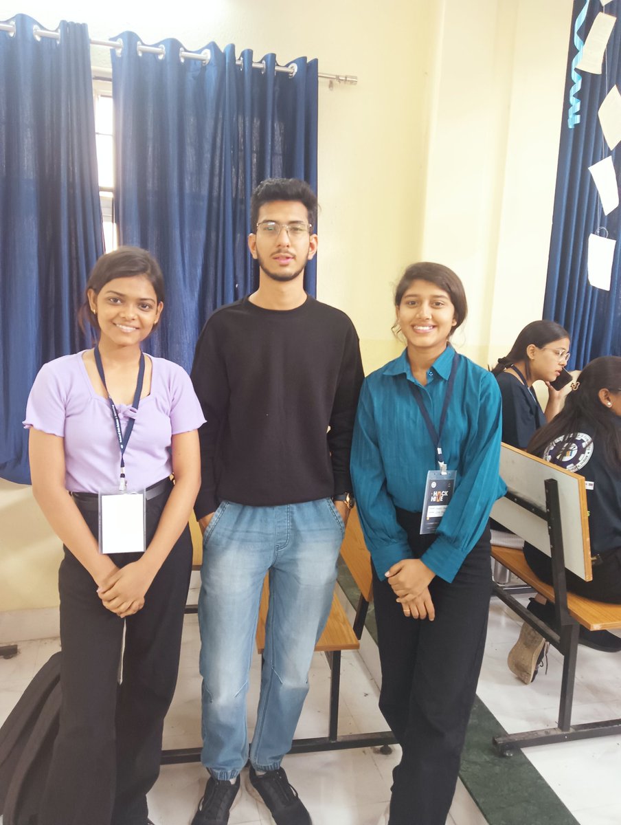 shrashti_11's tweet photo. Captured a moment with Mentors ✨ #techhunterssss #HackHive #Ravenflaw #sdsf #Davv  @aeditme sir  
Shivam Joshi Sir 
Momin Patel Sir https://t.co/4McBGVB7ED