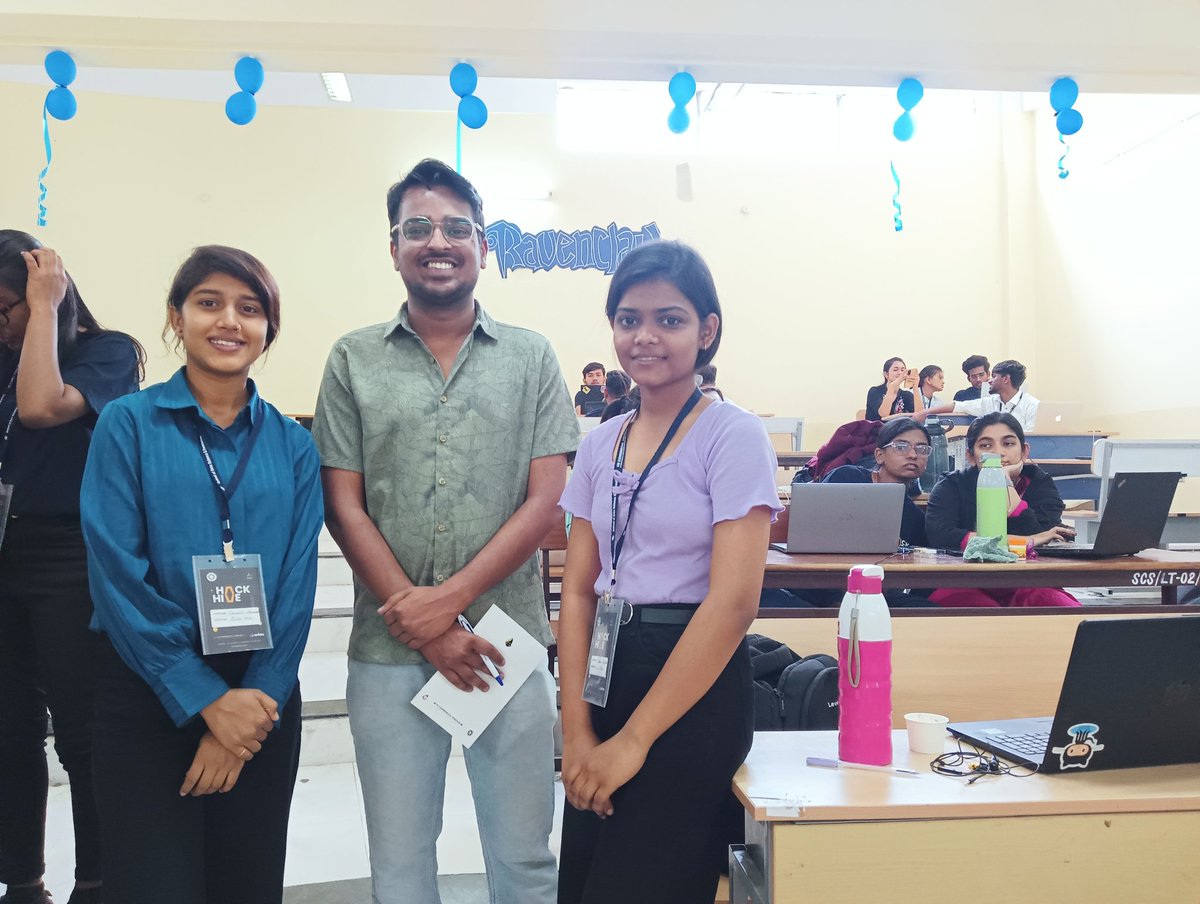 shrashti_11's tweet photo. Captured a moment with Mentors ✨ #techhunterssss #HackHive #Ravenflaw #sdsf #Davv  @aeditme sir  
Shivam Joshi Sir 
Momin Patel Sir https://t.co/4McBGVB7ED