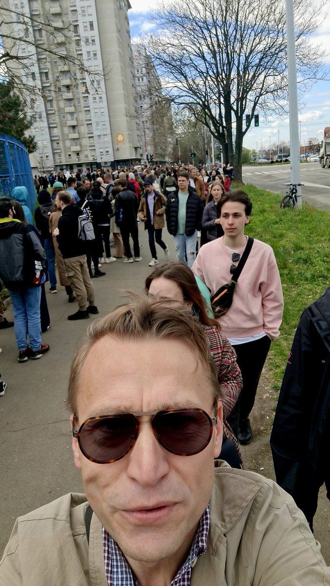 evbormir's tweet image. Пришли исполнить свой гражданский долг. Не думаю, что нам хватит бюллетеней. Зато увидел огромное количество людей с умом, честью и совестью.