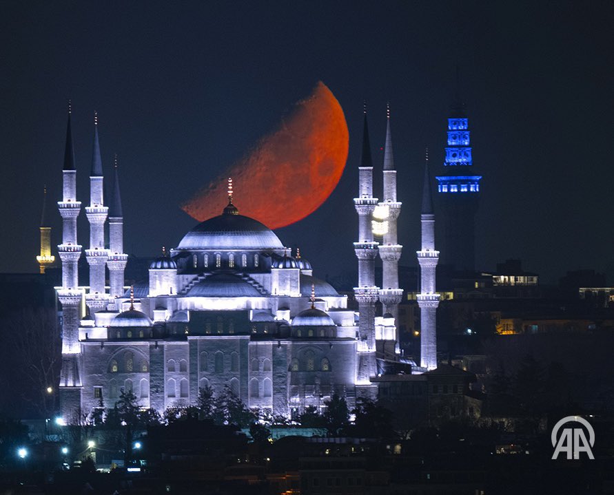 pusholder's tweet photo. İstanbul. https://t.co/OELdPutF3a
