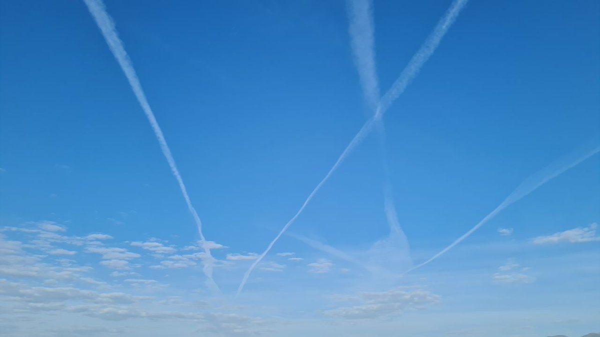 Dervishizir's tweet photo. #StratosphericAerosolInjection optik etkisi. havaya püskürtülen ağır metallerin kimyasalların frekansla etkinleşerek #TozluPlazma dönüşmüş evresi sonrasında #Plazma yani tam #frekas geçirgen hale geçip #Deprem e yardımcı olacak . #izmir #ege #Akdeniz https://t.co/dBXeMnOryW