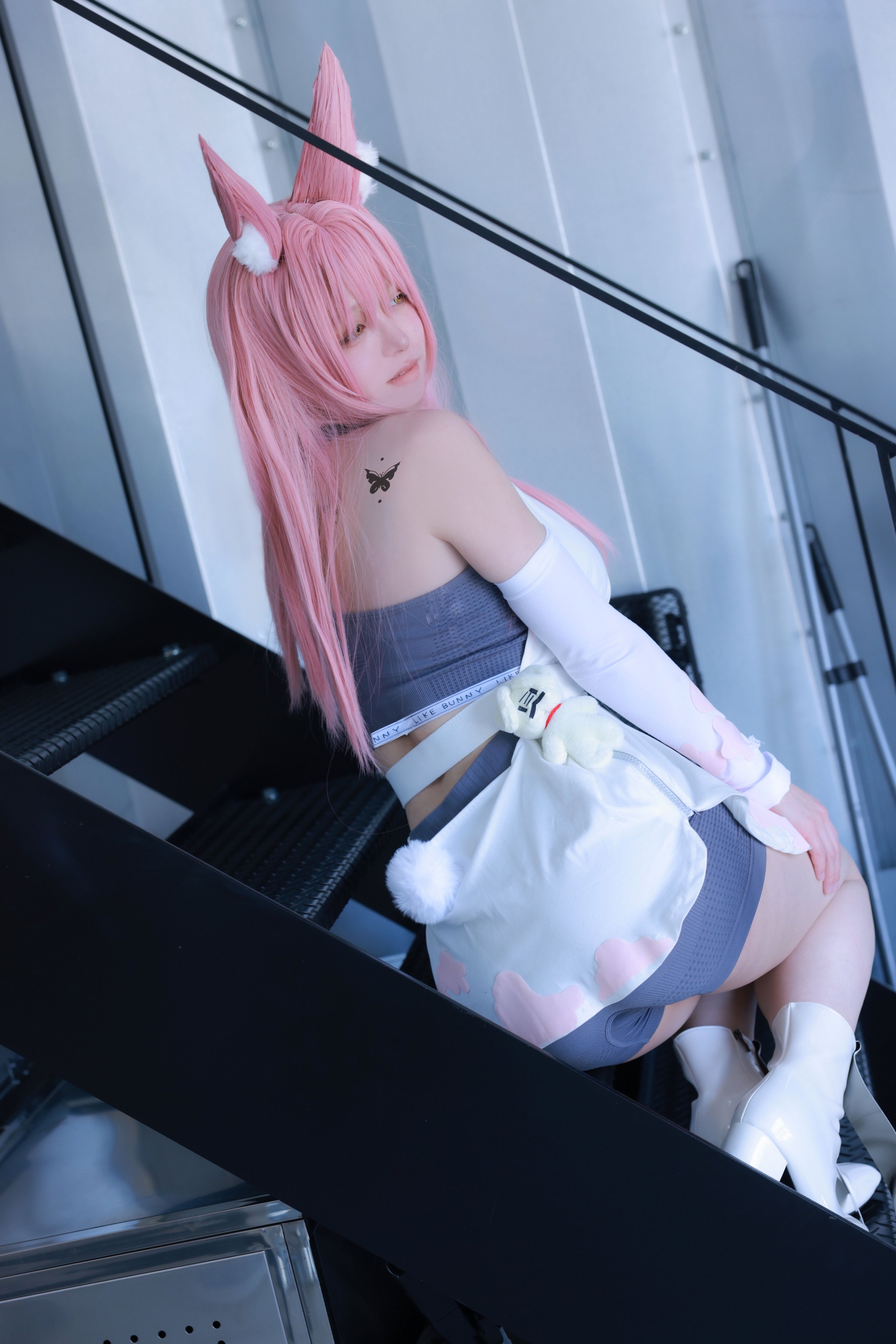 コスプレ】高身長“神”スタイルの『NIKKE』レオナが抜群の美しさ