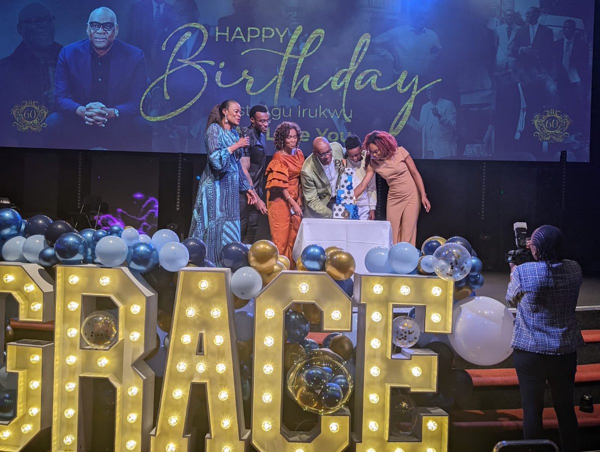 jesushouseuk's tweet photo. Pastor @agu_irukwu with his wife Pastor @Irukwus, their children, and Pastor Denrele Runsewe🎈 #Family

#Celebrating #PAI at 60🥳🎂🕺🏽💙 https://t.co/5nCDzk6jZl