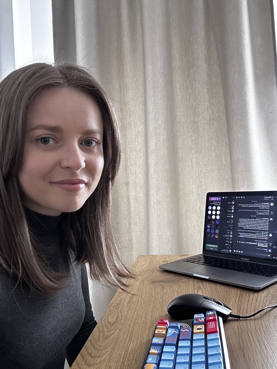 roxanamuntian's tweet image. Chillin' on Discord today. What are you building this Sunday? Wishing you all a happy Sunday! ☀️