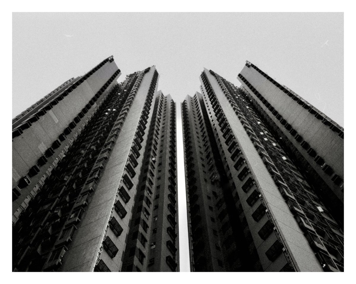 Hong Kong, Ilford HP5 Plus, Olympus OM2n, 28mm f3.5

#photography #photooftheday #blackandwhitephotography #bnw #bnwphotography #monochrome #filmphotography #believeinfilm #filmisnotdead  #analoguephotography #architecturephotography #ilfordphoto #35mm