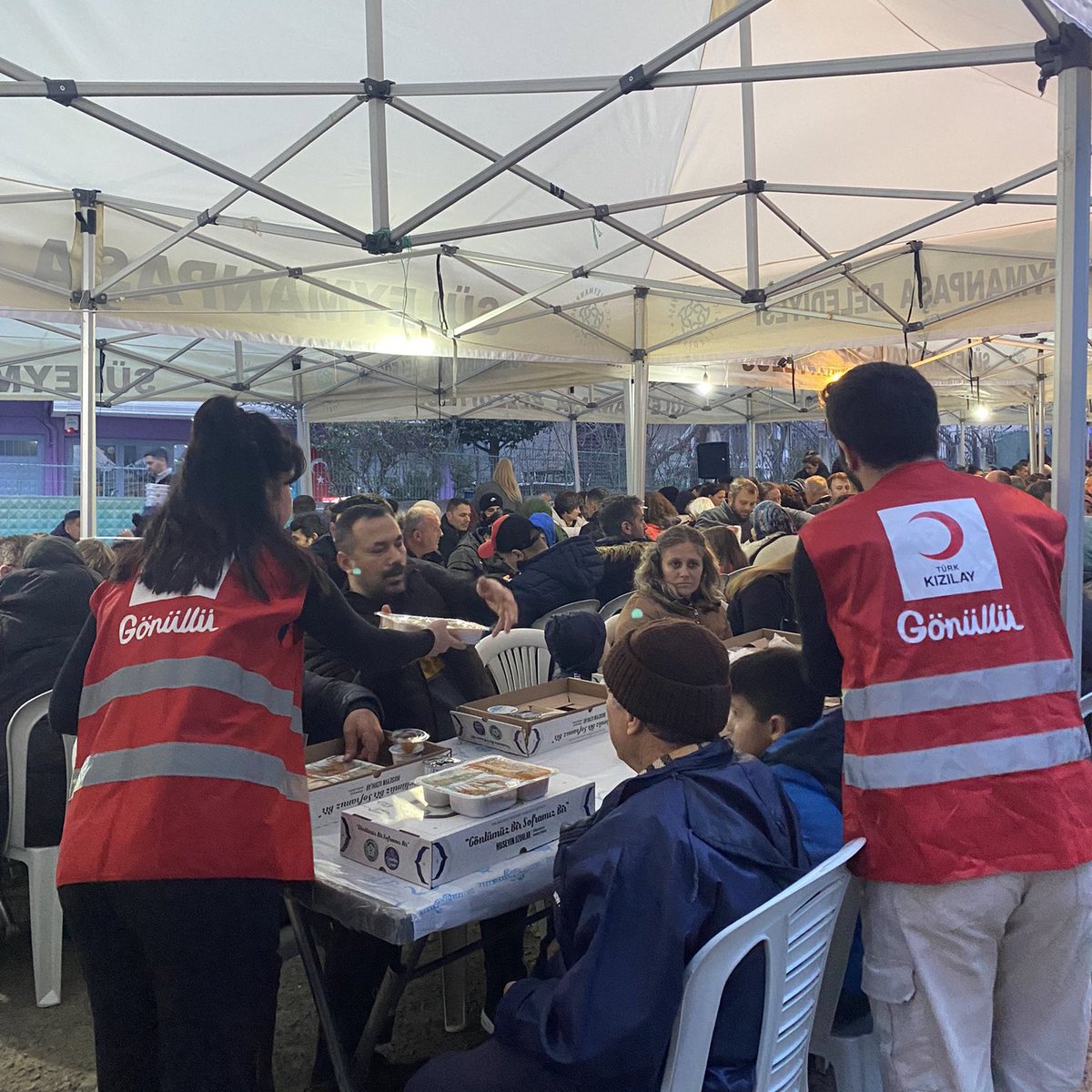 Geride bıraktığımız haftada Türkiye’nin dört bir yanında yaptığımız bazı etkinlikler: 

📍<a href="/genckizilayau/">Genç Kızılay Anadolu Üniversitesi</a> Pide dağıtımı
📍<a href="/genckizilay04p/">Genç Kızılay Patnos</a> Yardım dağıtımı
📍<a href="/genckizilay27/">Genç Kızılay Gaziantep</a> Sevgi Bohçası dağıtımı
📍<a href="/genckizilay59/">Genç Kızılay Tekirdağ</a> İftar yemeği dağıtımı

Ve daha fazlası 👇🏻