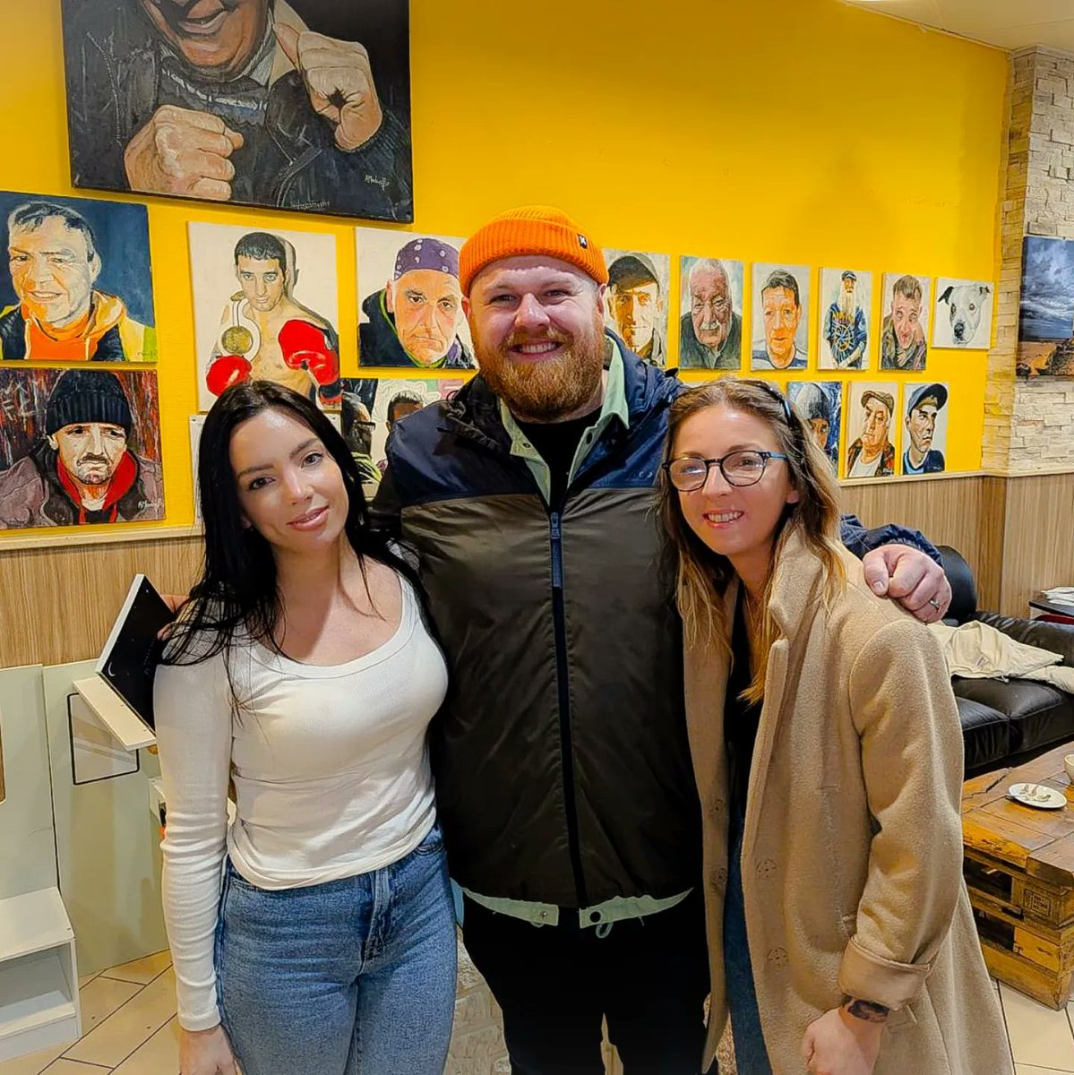 Lush morning at <a href="/Yabgroupltd/">The YaB hub</a> with <a href="/IamTomWalker/">Tom Walker</a> 💛💙 followed by a superb set in Queens Sq! Thank you!!

Enjoy my book, la 😁

#Wrexham #UTST #LeaveALightOn