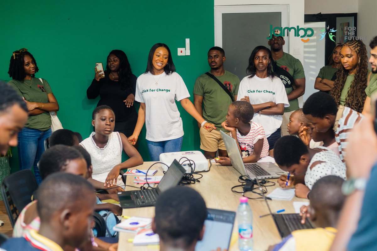 KeziaSanie's tweet photo. How awesome is it that our #Click4Change beneficiaries got to hang out and learn from the Harvard Black Law Students Association last week Sunday? 🤩

They helped in teaching digital skills and offered invaluable mentorship. Their presence added immense value to our mission. https://t.co/crwpxg7xyg