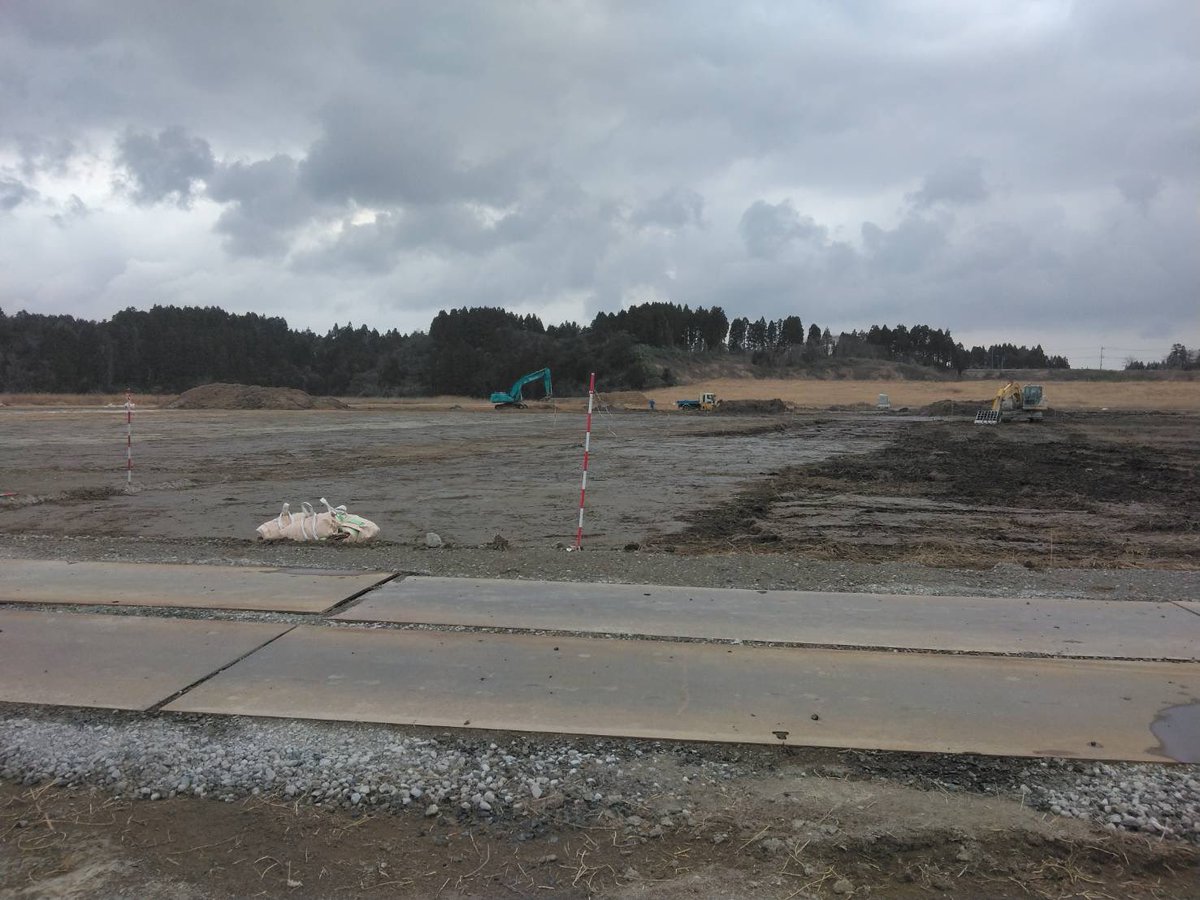 eguchance's tweet photo. 珠洲での今日の成果。
先月より小松能美建設業協会は道路啓開作業と並行して、災害廃棄物の仮置場を造成中です。

8万〜9万㎡の土地を、表土を剥ぎ取り→改良材を混ぜ→攪拌し→整地する。
この作業を繰り返し、少しずつ少しずつ広げて行ってます。

珠洲市では平時の約130年分のゴミが出るそうです。
心苦しいところもあると思いますが、片付けなければ前に進めないこともあります。

我々も早く安全に作業を進めます！
明日も安全第一で！がんばろう能登！

#がんばろう能登
#小松能美建設業協会
#石川県建設業協会