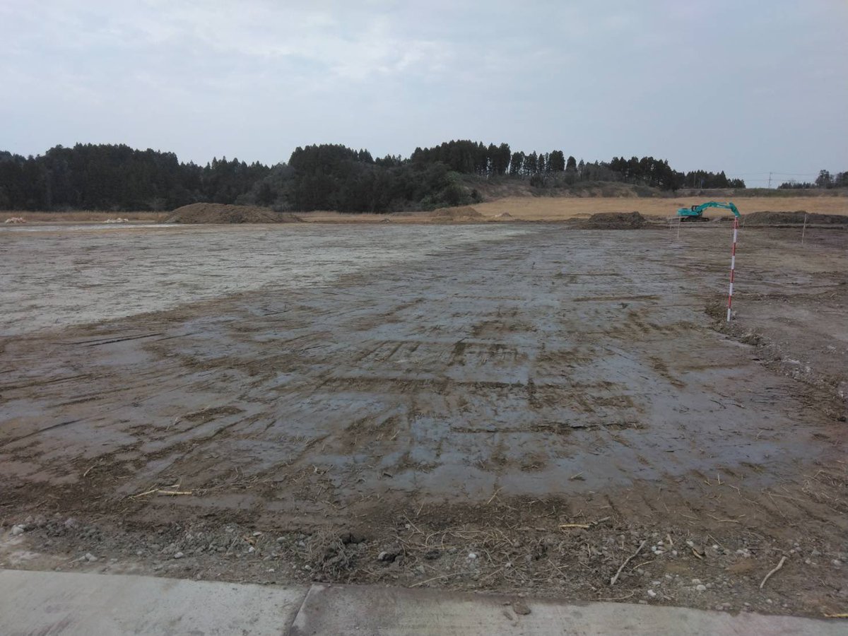 eguchance's tweet photo. 珠洲での今日の成果。
先月より小松能美建設業協会は道路啓開作業と並行して、災害廃棄物の仮置場を造成中です。

8万〜9万㎡の土地を、表土を剥ぎ取り→改良材を混ぜ→攪拌し→整地する。
この作業を繰り返し、少しずつ少しずつ広げて行ってます。

珠洲市では平時の約130年分のゴミが出るそうです。
心苦しいところもあると思いますが、片付けなければ前に進めないこともあります。

我々も早く安全に作業を進めます！
明日も安全第一で！がんばろう能登！

#がんばろう能登
#小松能美建設業協会
#石川県建設業協会