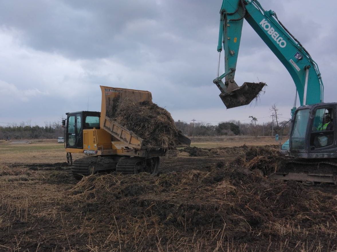 eguchance's tweet photo. 珠洲での今日の成果。
先月より小松能美建設業協会は道路啓開作業と並行して、災害廃棄物の仮置場を造成中です。

8万〜9万㎡の土地を、表土を剥ぎ取り→改良材を混ぜ→攪拌し→整地する。
この作業を繰り返し、少しずつ少しずつ広げて行ってます。

珠洲市では平時の約130年分のゴミが出るそうです。
心苦しいところもあると思いますが、片付けなければ前に進めないこともあります。

我々も早く安全に作業を進めます！
明日も安全第一で！がんばろう能登！

#がんばろう能登
#小松能美建設業協会
#石川県建設業協会