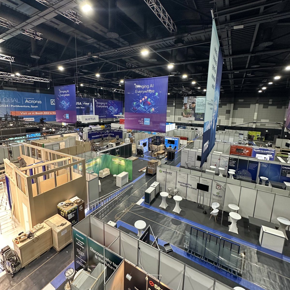 🏙️ Like a small city built just for the CloudFest community, the Cloud Fair powered by @intel is coming to life! 🌐 Thousands of internet infrastructure decision-makers will soon be walking these halls. The 20th Anniversary of CloudFest is going to be amazing!
