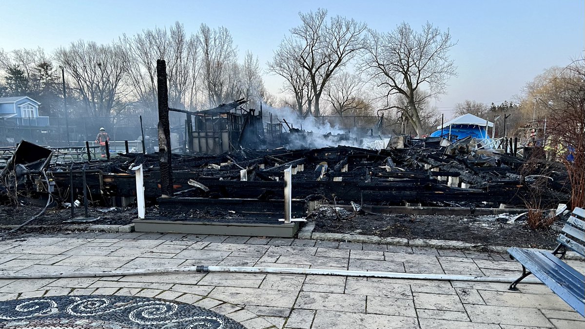 Toronto Fire crews at the remains of the Island Cafe building on Ward’s Island. Huge flames seen from the city side early this morning. A huge loss for the island. @TPFFA @Toronto_Fire @ChiefPeggTFS