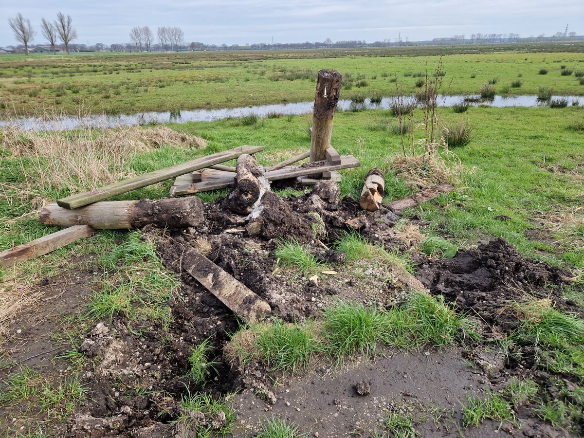 De uitkijktoren aan de Werftweg is met een trekker vernield. Trap is ontwricht. Er is poging gedaan om de hele toren omver te krijgen. Picknicktafel is volledig vernield. Verdrietigstemmend.