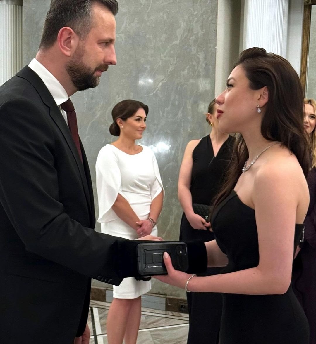ProfesorPingwin's tweet photo. Aleksandra Wiśniewska podczas negocjacji pokojowych z Baszarem al-Asadem w Syrii [marzec 2024] https://t.co/dVDc4VErqv