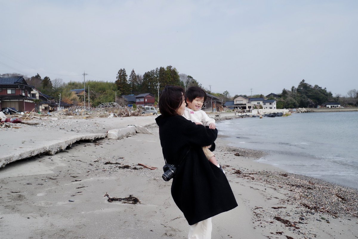 _8hachi's tweet photo. 東京で活躍している能登町出身の写真家、梅佳代さんに子供と写真を撮っていただきました。
僕は花粉症で目がぱんぱんです。

#梅佳代 #うめめ #能登半島地震 #能登町 https://t.co/3R8hAEc4UP