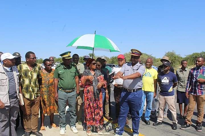 LotshaFM's tweet photo. #lotshafmupdates 17-03-2024
Matabeleland South Minister of State for Provincial Affairs and Devolution, Dr Evelyn Ndlovu is in Beitbridge today visiting those who were injured during a road accident near Tshamunanga on Saturday morning.
She has also visisted the accident scene. https://t.co/CZUoxr6lm0