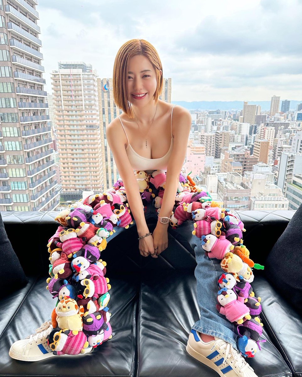 私は私が着ていたこの可愛いズボンを東京のraiseクラブで4月7日の誕生日パーティーでファンに投げるよ!!!!!👖💕