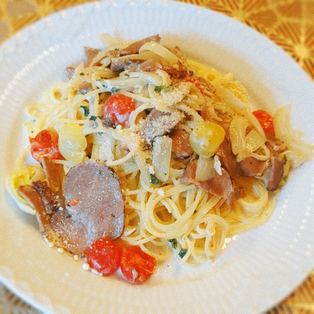 Spaghetti w/Roast pork&Tomato.
休日のブランチ♪

冷蔵庫の残り物を色々入れてパスタに(^^)v

今日は暖かだったので、何となく春っぽい彩りにしたつもり^^;

#手作りごはん #ランチ #おひるごはん #homemadelunch #homemadedinner #lunch