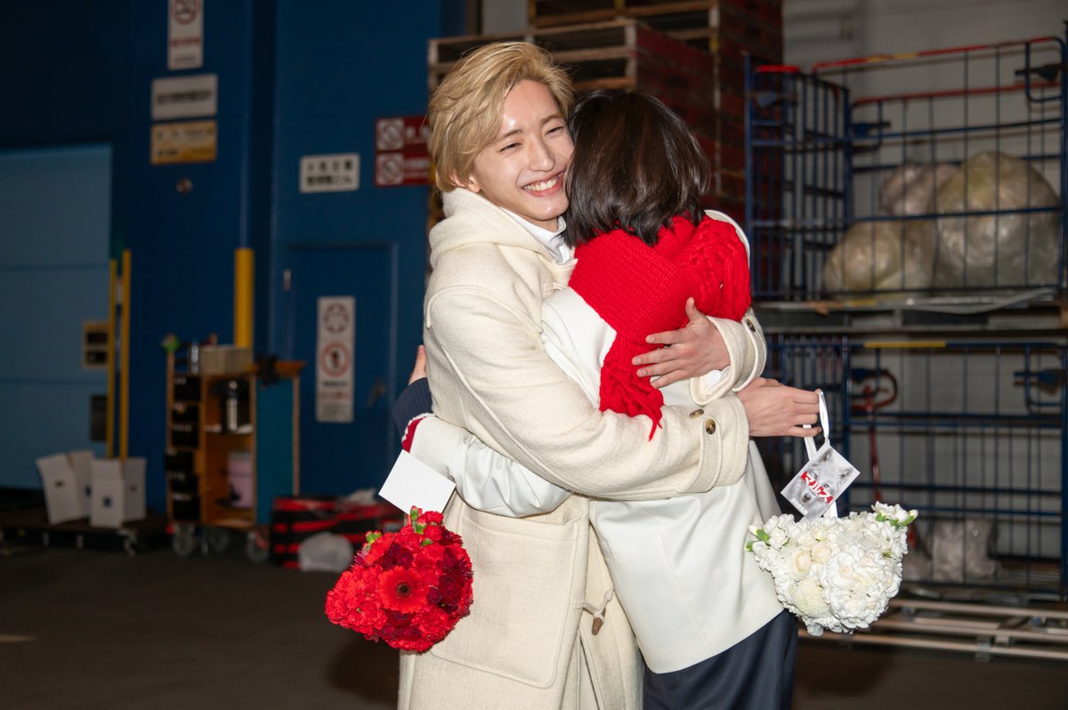 oricon's tweet photo. 『マルス』クランクアップ💐

道枝駿佑＆板垣李光人、がっちりハグ
💭すごくやりがいを感じる現場でした

🔻コメント全文あり
https://t.co/UV9JnNE90F

#なにわ男子 #道枝駿佑 #板垣李光人 #テレ朝 #ドラマ #マルス @itagaki_rihito @mars_tvasahi https://t.co/M7NvyTzCG2
