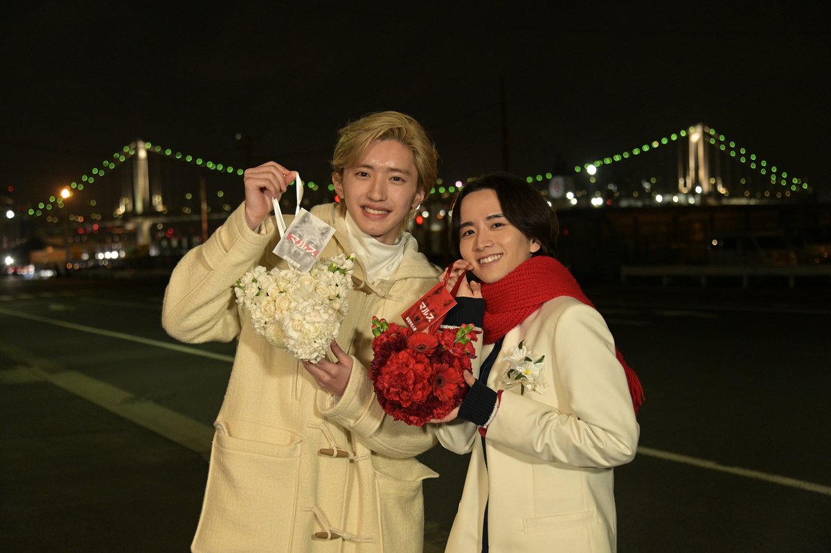 oricon's tweet photo. 『マルス』クランクアップ💐

道枝駿佑＆板垣李光人、がっちりハグ
💭すごくやりがいを感じる現場でした

🔻コメント全文あり
https://t.co/UV9JnNE90F

#なにわ男子 #道枝駿佑 #板垣李光人 #テレ朝 #ドラマ #マルス @itagaki_rihito @mars_tvasahi https://t.co/M7NvyTzCG2