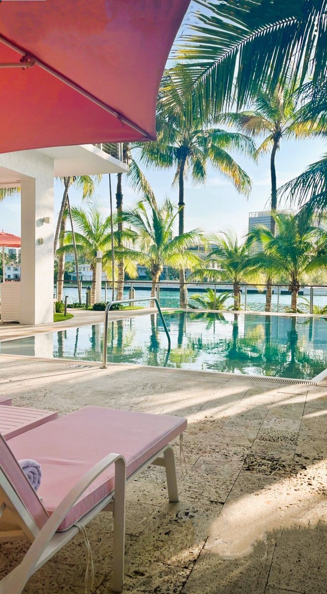 In a tropical state of mind at #grandbayharbor buff.ly/2ReaWsX

📸 sophie.mclr

#miamimagic #miamivibes #poolsideperfection #miamimoments #miamigetaway #poolsidechill