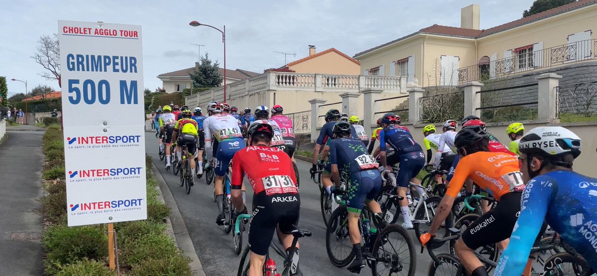 CAGGLOTOUR's tweet photo. La course vient de repartir après une chute au bouchot à la Romagne.
Elle a été neutralisée pendant 30 minutes et 4 coureurs ont abandonné.
Le peloton est à la Séguinière.
#CholetAT24 #coupedefrance #FDJsport #Cyclisme #cycling #Cholet https://t.co/66UDgMSQ8s