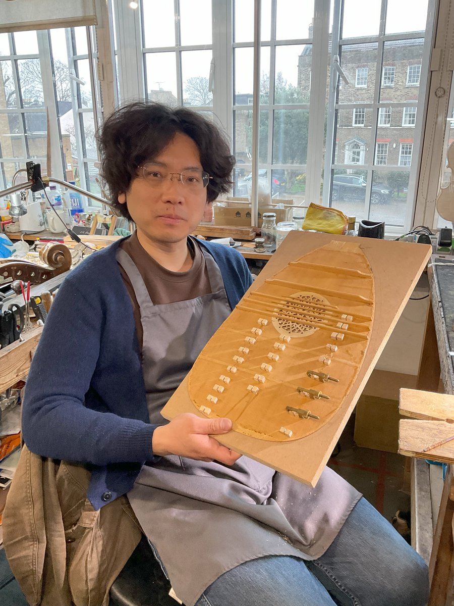 Keisuke has been painstakingly repairing cracks from series damage to a customer’s lute. One the top is back on, no one will see the delicate web of repairs underneath and the lute will be restored to full health! #luthier #lute #craft