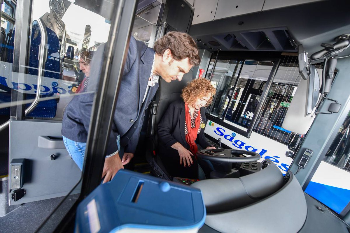 territoricat's tweet photo. 🚍 Electrifiquem la línia de bus que uneix #MolletdelVallès i #Granollers amb 3 nous vehicles elèctrics

A més, el servei passarà a 28 expedicions per sentit en dies feiners

@estercapella: "Descarbonitzem la mobilitat i incrementem l'oferta de serveis"

https://t.co/nJIFdQ69bf https://t.co/i8N8mIPaB6