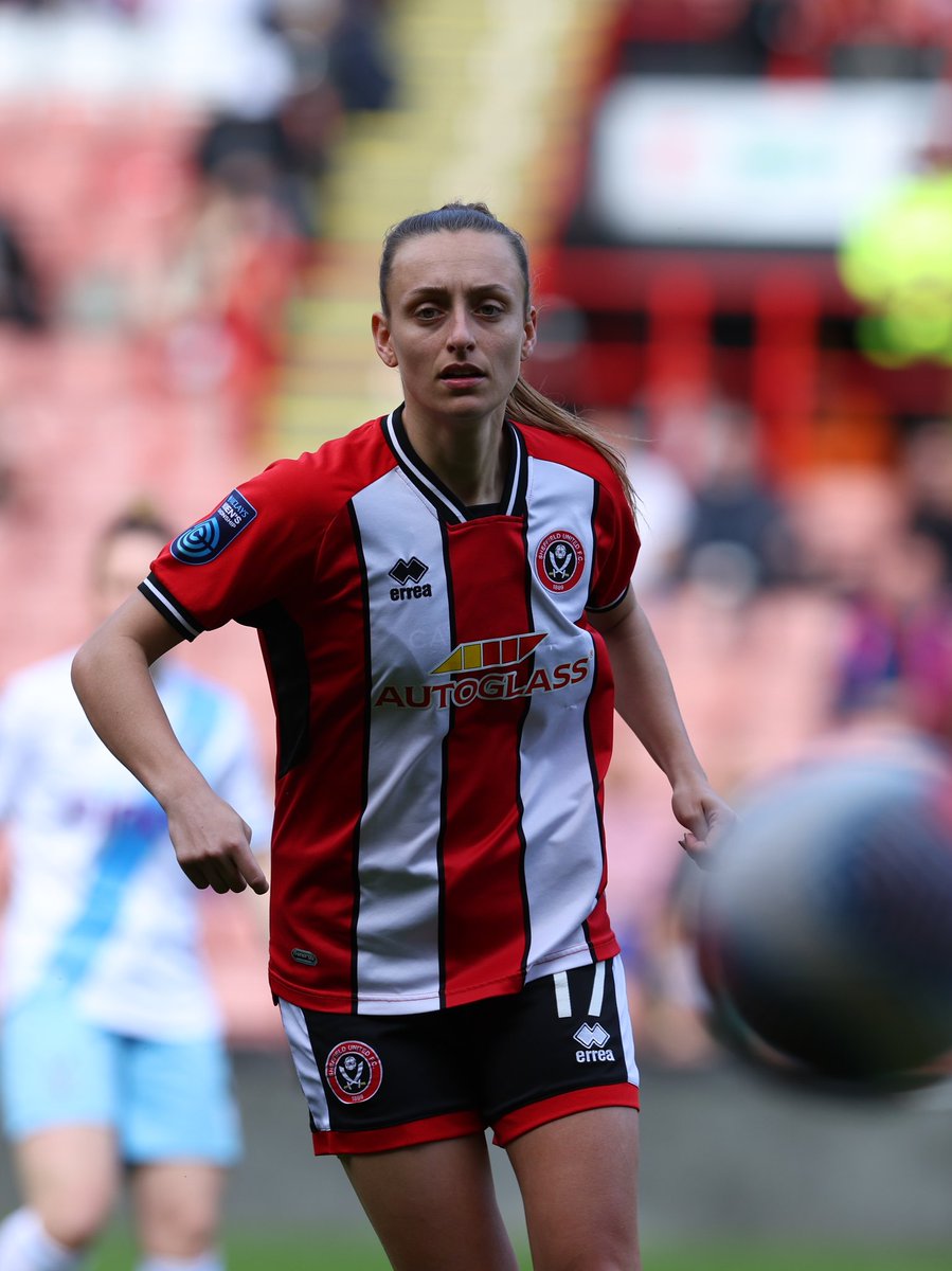 5' Positive start from the Blades. Nice control from Haywood releases Browny down the right but her pass through to Izzy is just too far in front of the striker. 🔴 #SUFC 0-0 #CPFC ⚪️