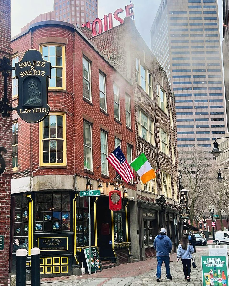 Boston 🇺🇲 
It’s a perfect day for some shenanigans 🍻☘️ 🇮🇪 
.
.
.
➢ Credit 👉🏆📸 @amyhoro
.
.
.
➢ Alliance @america_states @enjoy_la_ @latinbrazil
. 
.
.
#conexaoamerica #boston #stpatricks #stpatricksday #bostonusa