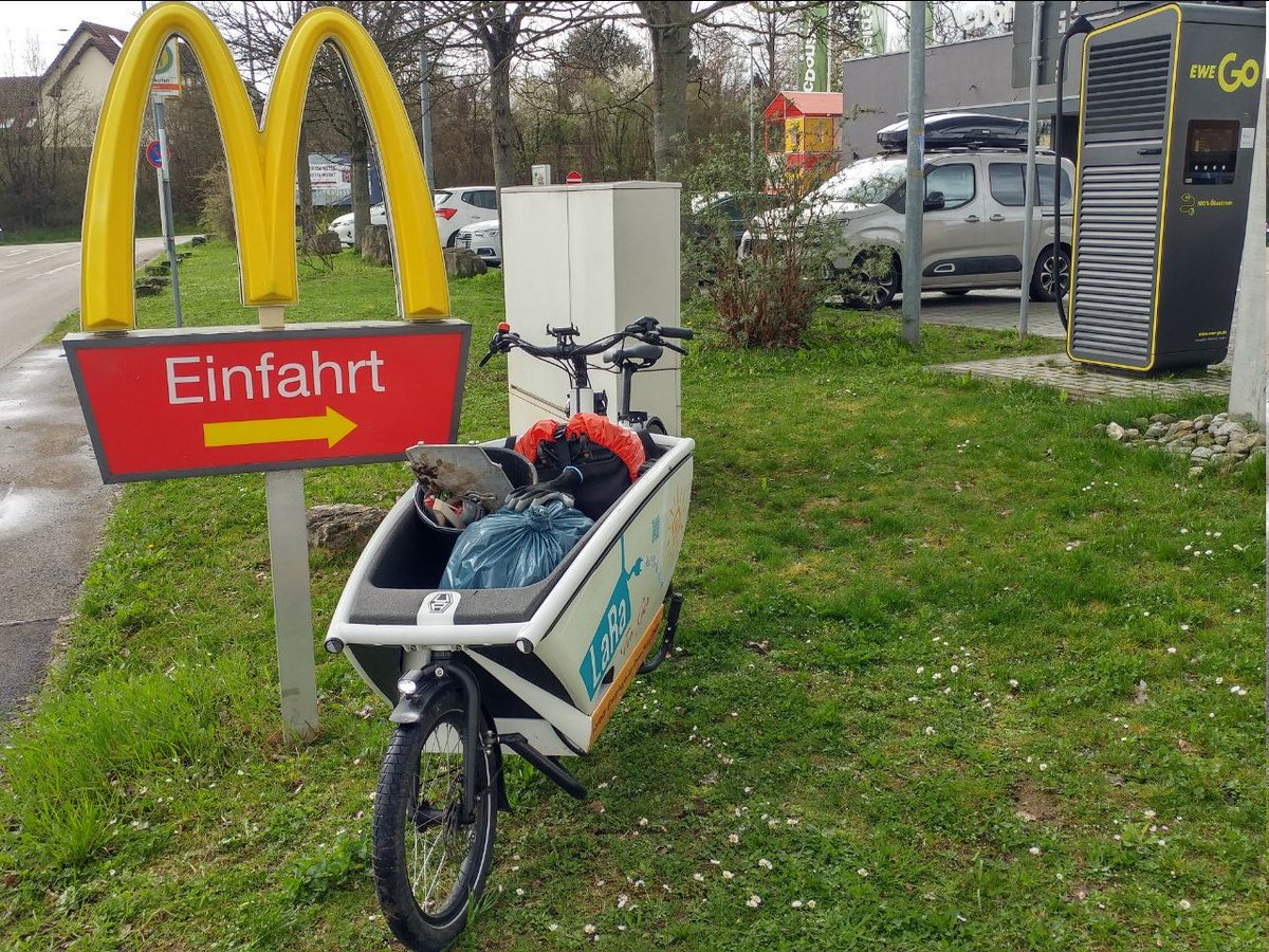 ChrizKu's tweet photo. @JuliaKrohmer @Stadt_FFM Hab gestern allein 10 Einmal-Vapes gesammelt mit @Klima_Weinstadt 🙈 https://t.co/bW4V75skEc
