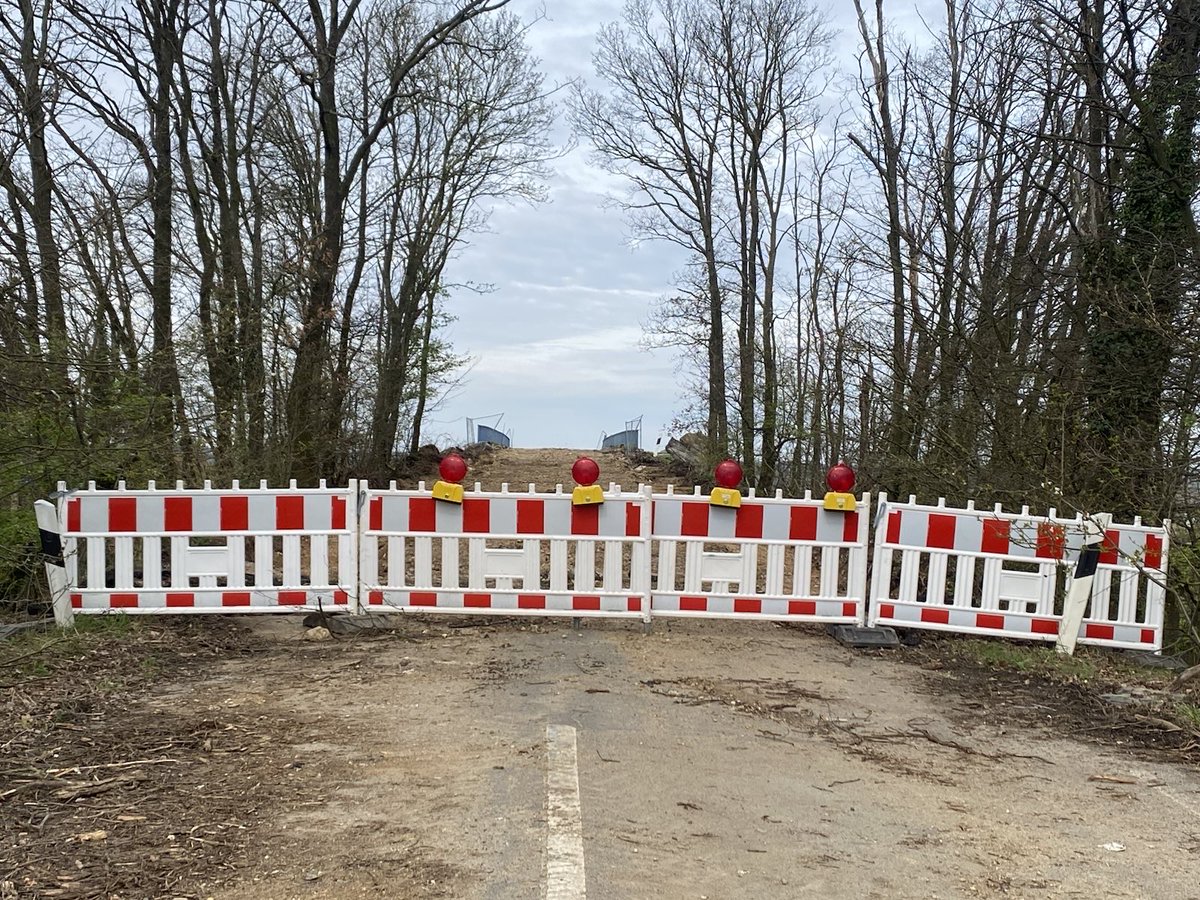 RWE reißt Brücke über alte A4-Trasse hinter Manheim Richtung Tagebau ab. Damit sind Landwirte von ihren Feldern und der ⁦@bund_nrw⁩ von seinem Protestgrundstück abgeschnitten. Und es werden bereits Fakten für das #ManheimerLoch geschaffen. Zerstörungswut. 📷Hubert Perschke