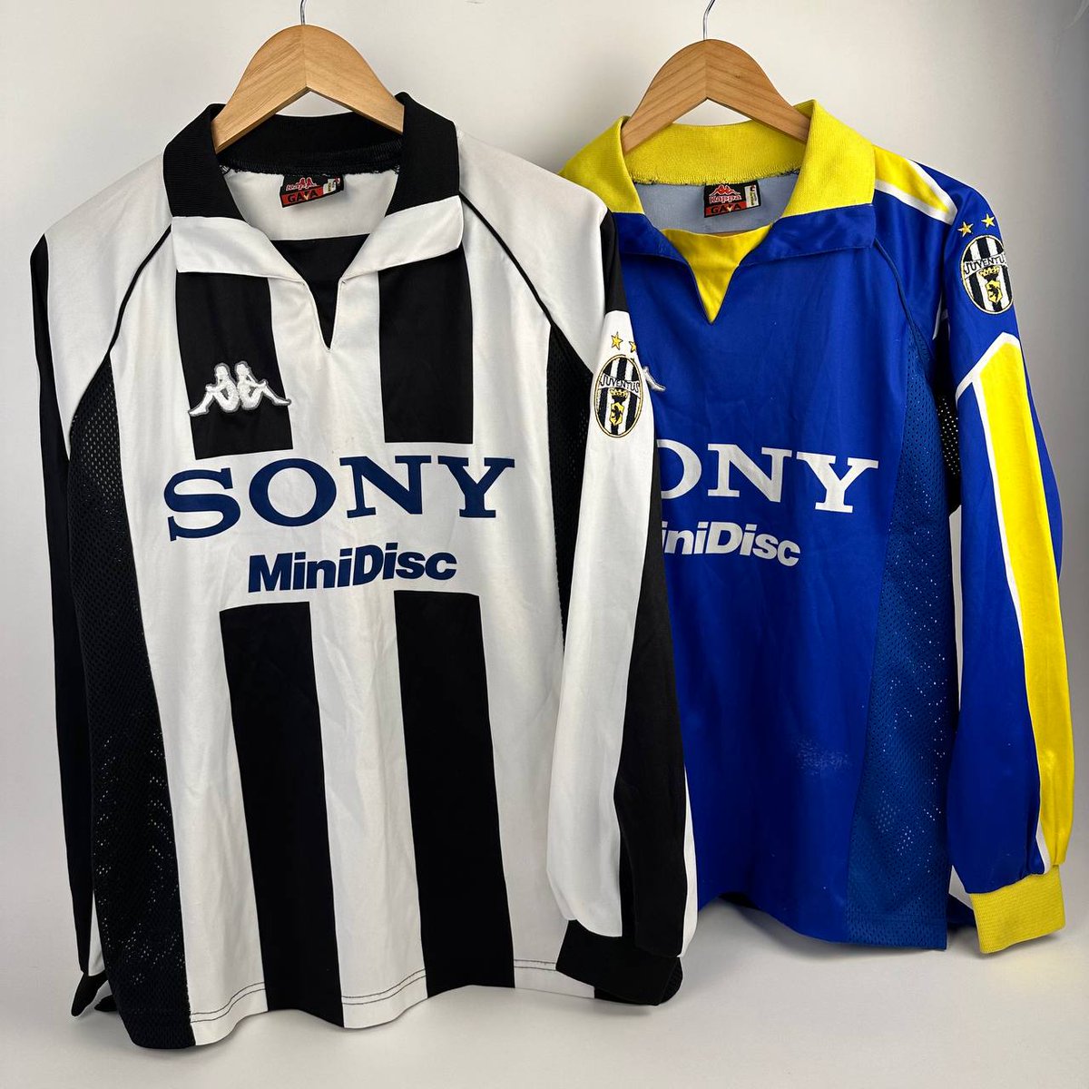 Nereden nostalji forma bulabileceğini soran pek çok arkadaş vardı. Instagramda mukim "istanbulfootballshirts" hesabı "Biz bu işi yapıyoruz, hem de orijinal forma satıyoruz..." şeklinde mesaj atmış. İlgilenenlere duyuralım. <a href="/istanbulfshirts/">İstanbul Football Shirts</a>

Bunlar da koleksiyonlarından.