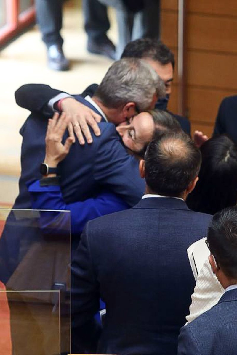 Propúxenlle a <a href="/EthelVazquez_m/">Ethel Vázquez Mourelle</a> que forme parte da Mesa do <a href="/Par_Gal/">Parlamento Galicia</a>. Durante anos foi unha conselleira excepcional, pero, sobre todo, unha magnífica compañeira. Sei que agora o fará tan ben como o fixo no Goberno. Grazas por todos estes anos, Ethel, e polos que están por vir