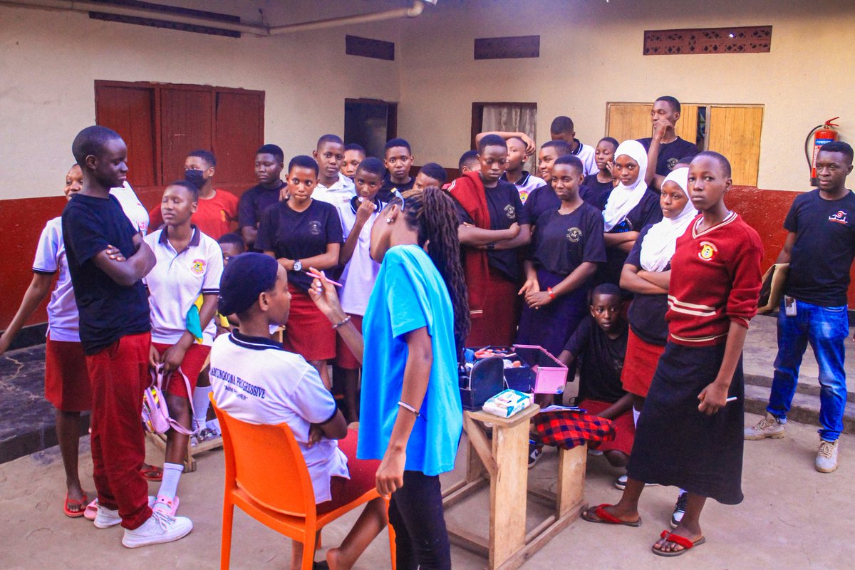 keshmediapro's tweet photo. Empowering youth through skills! 💄 Excited to kick off the #KESHMEDIA_Skilling_program at Namugoona Progressive, where young talents are mastering the art of makeup. @dothedreamydi @TheDebunkShow @UNYouthAffairs @usmissionuganda @hiltonfound #YouthEmpowerment #SkillDevelopment" https://t.co/msXQaULg7T