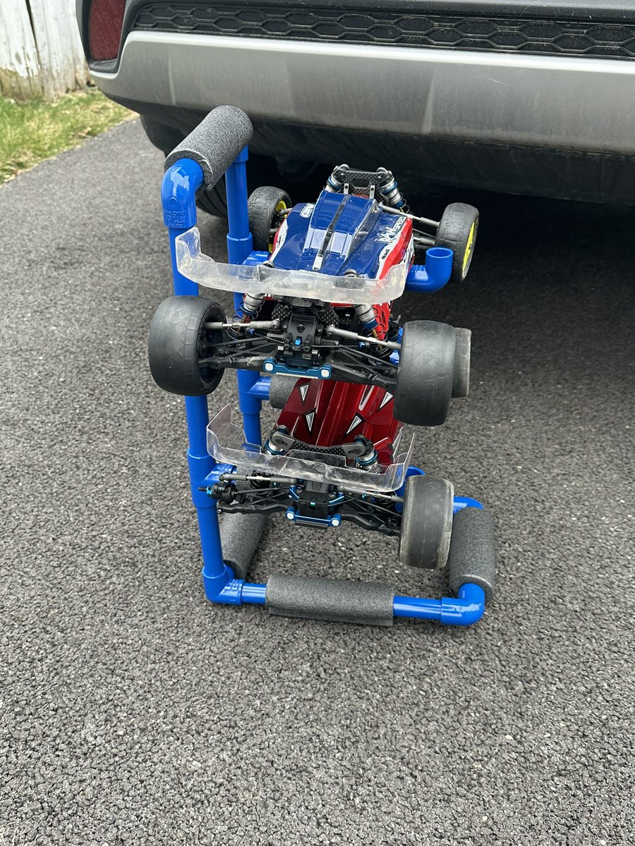 @TeamXRAY @Team_Associated @teamHUDY @RCCarAction my fresh built carrier off to the track