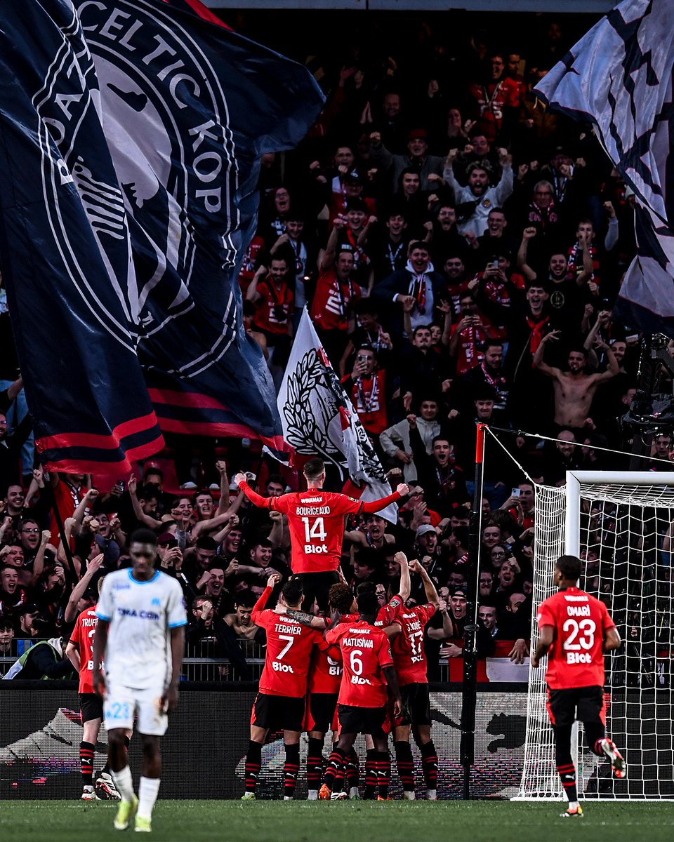 Ligue1's tweet photo. La célébration de @BourigeaudB29 avec ses supporters 🤩

#SRFCOM (2-0) https://t.co/bgvzM5pXBG