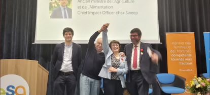 Retour sur un moment aussi sympathique que solennel ☀️ 

La médaille d’Officier de la Légion d’Honneur remise par Luc Guyau ancien  Président de la Fnsea
 à Christiane Lambert 

  @ChLambert_FNSEA 

#FrAgTw
