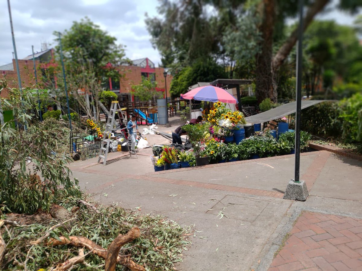 astrid_campo's tweet photo. @CarlosFGalan @Bogota  señores alcaldía, estamos teniendo serios problemas de ocupación del espacio público, ninguna entidad responde. https://t.co/Dvff75jYEJ