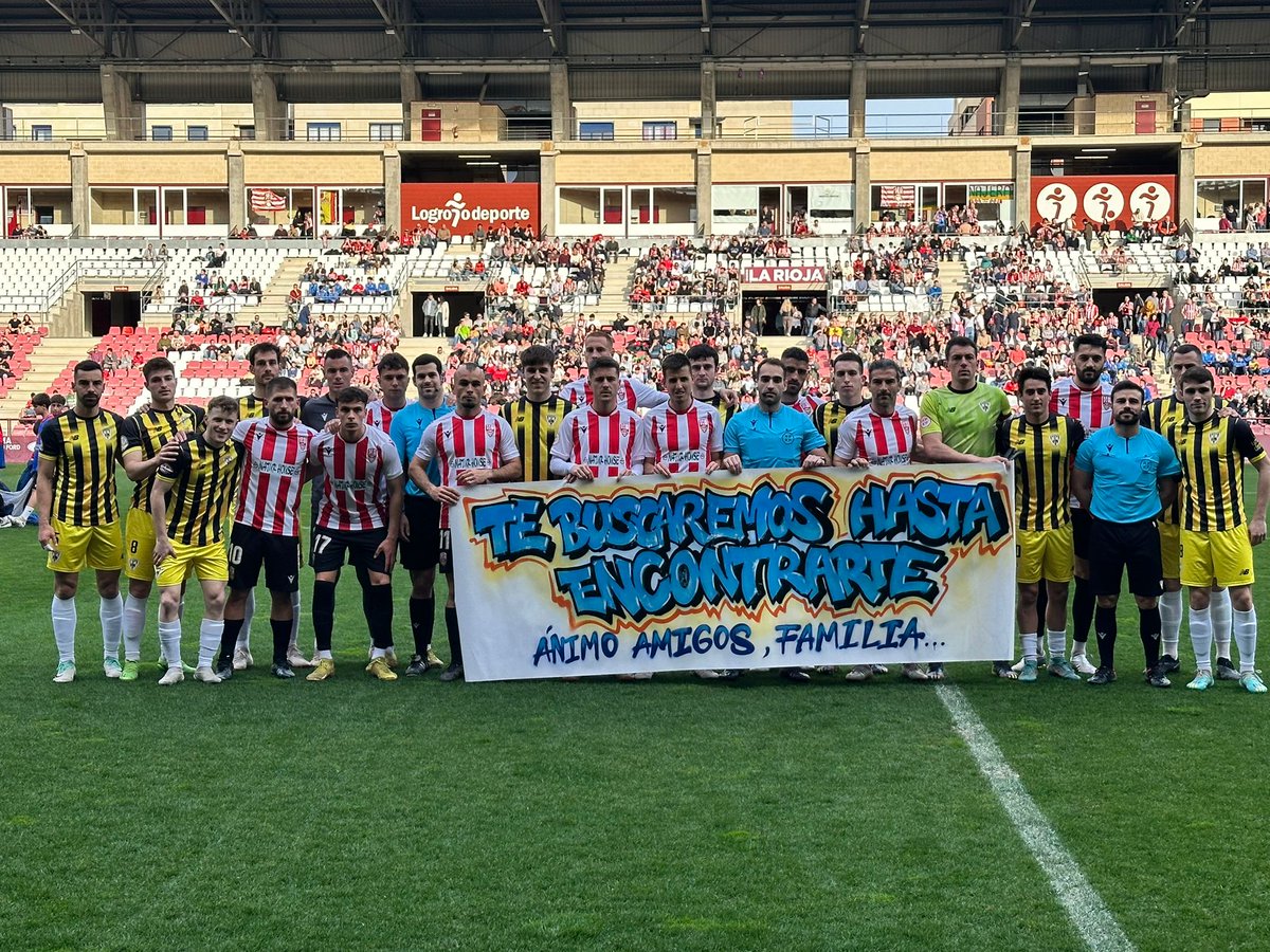 🙏 Antes de empezar el encuentro, blanquirrojos, gualdinegros y trío arbitral recordaron a Javier Márquez, desaparecido en Logroño desde el 2 de marzo, y enviaron ánimo a su familia y allegados.